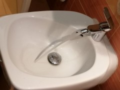 Kada se slavina pomera ka vrućoj vodi slabi mlaz